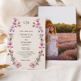 Modern Wildblomige Beige Monogram Photo Bröllop Inbjudningar