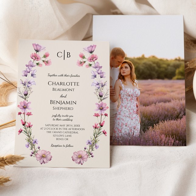 Modern Wildblomige Beige Monogram Photo Bröllop Inbjudningar (Skapare uppladdad)