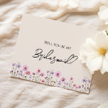 Modern Wildblomma Bröllop Bridesmaid Frieri kort<br><div class="desc">Denna moderna ljusblomma i bröllop frieri kortdesign med en varm beige bakgrund med skarpa vilda blommor av rosa och lila vattenfärg, vilket framkallar en känsla av tidlös romantik. Giftermål i rustik och elegant boho charm gör denna perfekt till par som söker ett modernt vildblomsterestetiskt. Oavsett om du har en vit...</div>