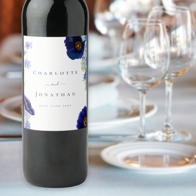 Modern WildblommBlue Bröllop Vinflaska Etikett (Elegant wildflower blue floral wedding wine labels with bride and groom names and date in typography)