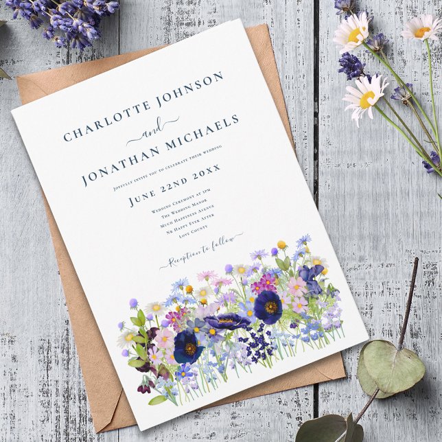 Modern Wildblomskugga Inbjudningar (Modern colorful wildflower meadow wedding invitation boho watercolor floral blue pink purple )