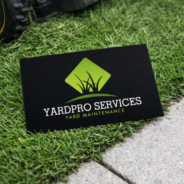 Modern Yard Maintenance Green Grass Logo Black Visitkort (Skapare uppladdad)