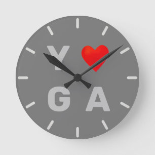 Modern Yoga Heart på Grått Rund Klocka