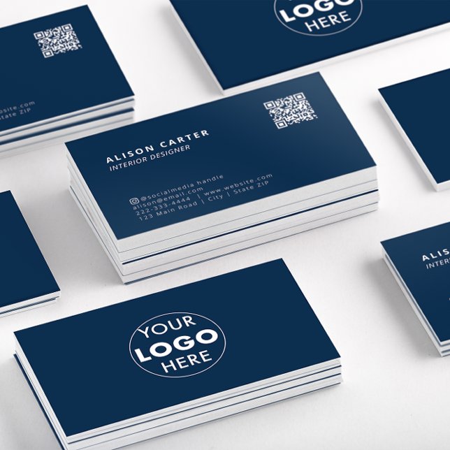 Moderna Affärskort | MÖRK BLÅTT | QR-kod | LOGOTYP Visitkort (Stacks of dark blue business cards showing the front of the card with QR code and logo at the back.)