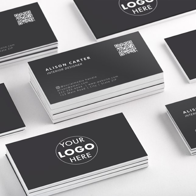 Moderna Affärskort | QR-kod + Logotyp | Ash Black Visitkort (Stacks of ash black business cards showing the front of the card with QR code and logo at the back.)