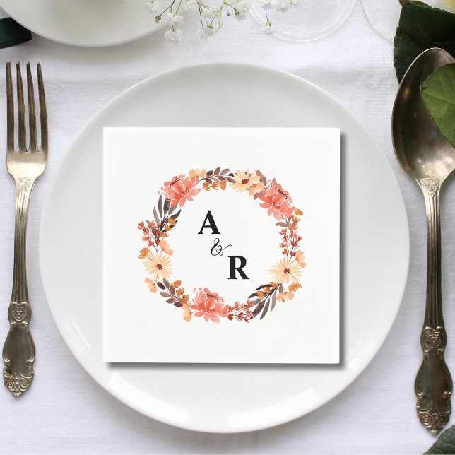Moderna akvarellblommor Bokstavs Initialer Bröllop Pappersservett (Modern watercolor floral couple initials wedding napkins add soft romantic elegance to receptions.)