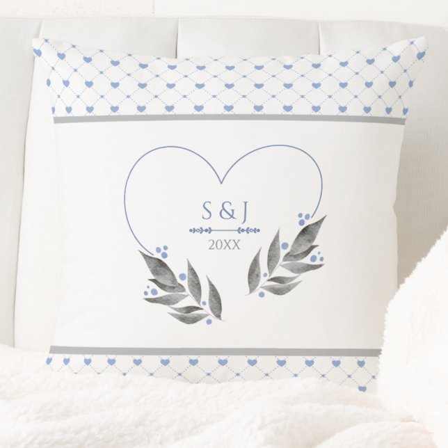 Moderna Blå Grå Brudpar Initialer År Kudde (This Modern Blue Wedding Pillow is an elegant keepsake for celebrating a couple's journey)