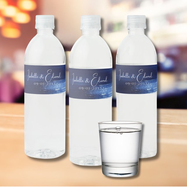 Moderna blå och vita vattenfärgspenseldrag i marin vattenflaska etikett (Skapare uppladdad)