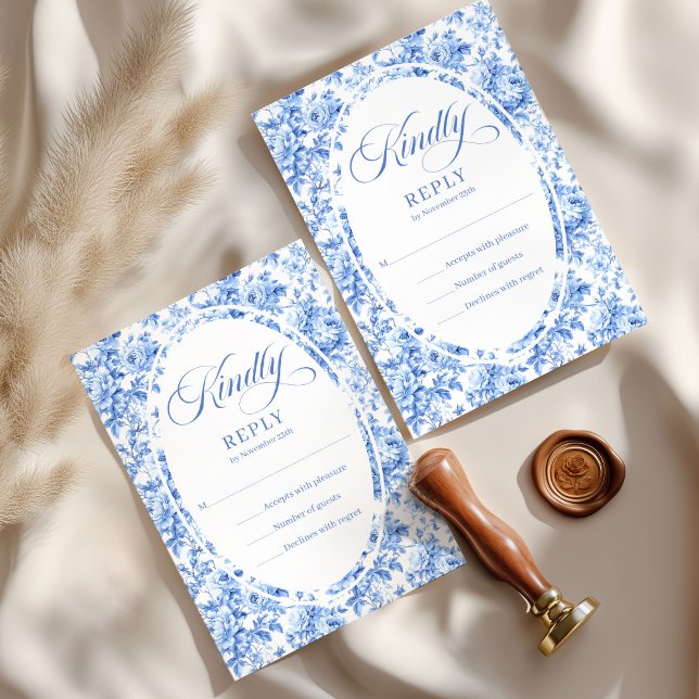 Moderna blå Toile Rosor Personlig Bröllops RSVP OSA Kort (Modern Blue Toile Roses Personalized Wedding RSVP

)