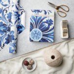 Moderna blåa plattor i vattenfärgen Medelhavet Presentpapper<br><div class="desc">Vi presenterar vårt moderna vattenfärgsmedelhavets blåa plattor Pappert, ett vackert val för att ge dina presenter elegans. Denna pappra inslagning har en fantastisk vattenfärgsutformning av klassiska Medelhavsblå plattor, som fångar kustens kärna med en modern skevning. Perfekt för inslagning av presenter för möhippor eller presenter vid särskilda tillfällen. Det tillför en...</div>