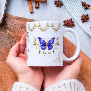 Moderna blommor blå och guld-fjärilar i monogramme Två-Tonad mugg