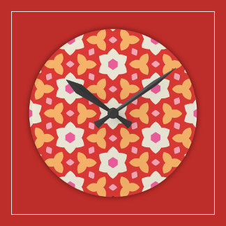 Moderna blommor på röd och persikofärgad geometris rund klocka