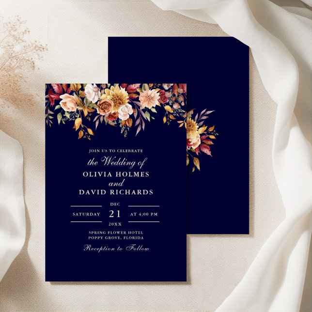 Moderna Brända Orange Marinblå Vilda Blommor Bröll Inbjudningar (Modern Burnt Orange Navy Blue Wildflowers Wedding Invitation on an elegant silky tablecloth)