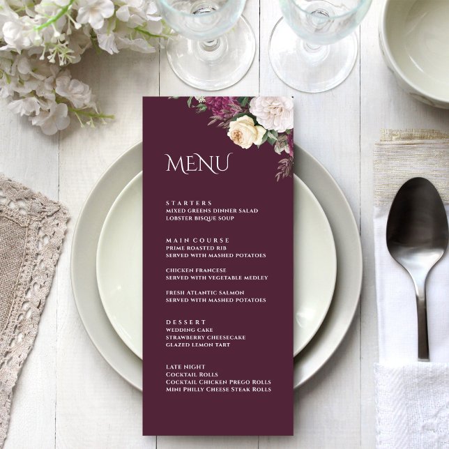 Moderna Burgunderpionbröllopsmenykort Meny (Modern Burgundy Peonies Wedding Menu Card on a white wedding table.)