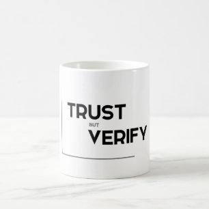 MODERNA citationstecken: förtroende men verifiera Kaffemugg