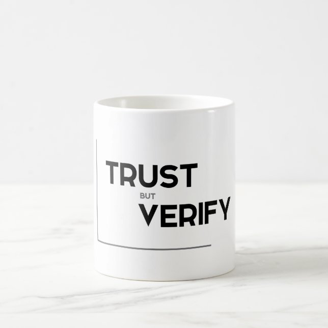 MODERNA citationstecken: förtroende men verifierar Kaffemugg (Center)