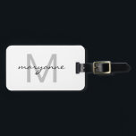 Moderna den Monogrammed vitgråttsvarten märka med Bagagebricka<br><div class="desc">Denna moderna bagagemärkre presenterar ett chic grått monogrammed märka med sina initialer,  och namn i en moderiktig svart skrivar stilsorten för att dig ska personifiera på en whitebackground. Baksidaen av hänga lösmärkren är vit med ditt kända adress och telefonnummer i svart. Designat vid konstnär© Susan Coffey.</div>