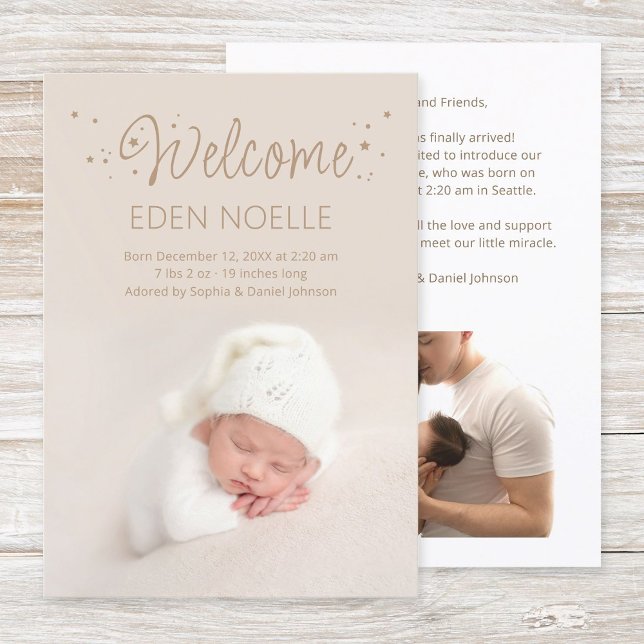 Moderna Eleganta Bruna Stjärnor Välkomnar Bebis Fö Meddelande (Modern, elegant brown script with stars "Welcome" baby birth announcement flat card for new parents.)