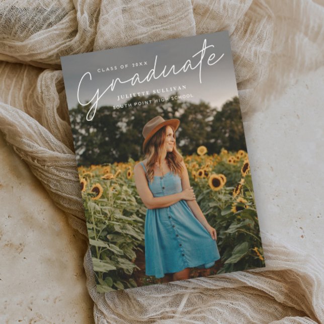 Moderna enkla fotobjudningar till examen med moder (Modern handwritten script 3 photo graduation invitations.)