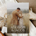 Moderna Enkla Typ Namn Foto Bröllop Spara Datumet<br><div class="desc">Moderna Enkla Typ Namn Foto Bröllop Spara datum visar din fullstorleks foton från förlovningen för att tillkännage ditt kommande bröllop. Modern typografi skapar en elegant och minimal inbjudan.</div>