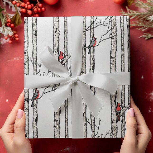 Moderna fågelfåglar i Träd och rödkardinalfåglar Presentpapper (Modern Hand Drawn Red Cardinals Perched on Birch Tree Branches on an Elegant Soft Blue Background.)