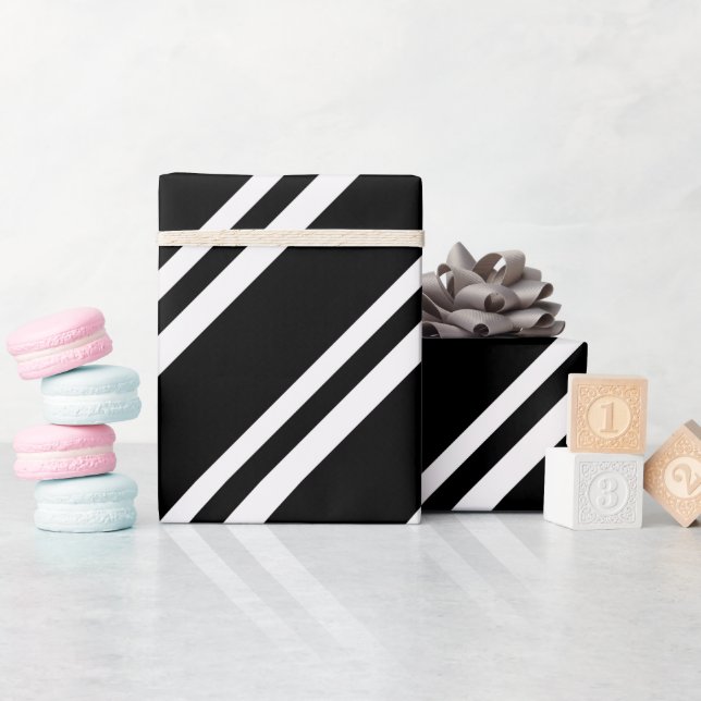 Moderna feta svarta och vita diagonala ränder presentpapper (Baby Shower)