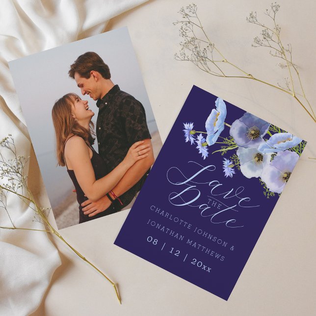 Moderna Foto Vilda Blommor Blommiga Marinblå Bröll Spara Datumet (Modern photo wildflower bouquet watercolor blue floral navy blue wedding save the date invitation)