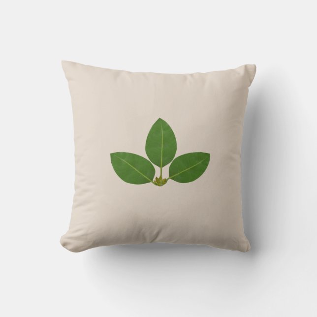 Moderna gröna lagerblad på ljust beige kudde (Framsida)