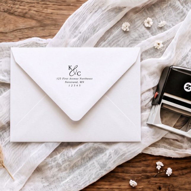 Moderna initialer bröllops kuvert returadress självfärgande stämpel (Modern elegant wedding return address stamp with initials and calligraphy ampersand)