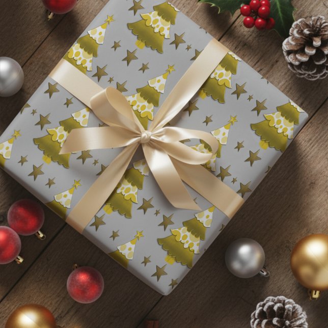 Moderna Julgranar i Lager och Guldstjärnor Presentpapper (Silver and gold Christmas wrapping paper with trees in a fun unique design.)