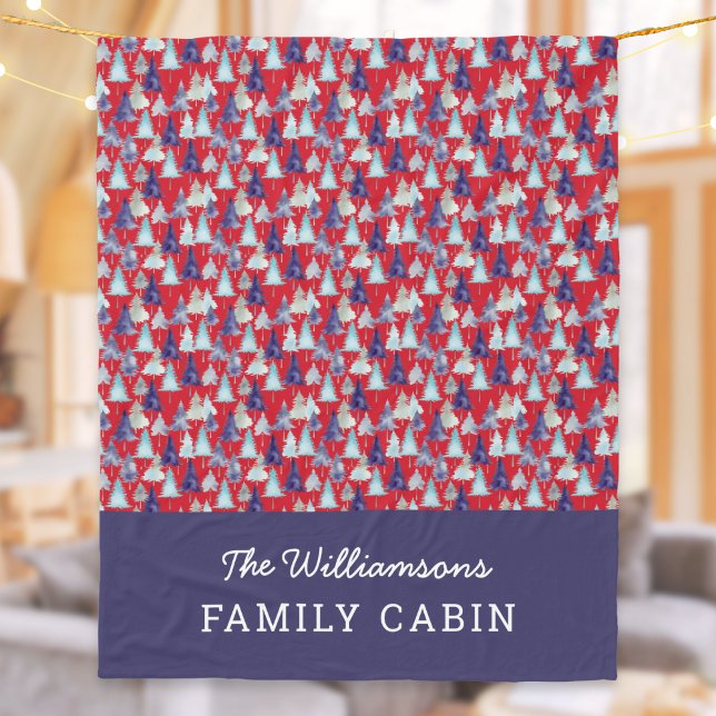 Moderna julgransmönster Familjstuga Anpassade Fleecefilt (A red fleece blanket personalized with a family name, patterned with Christmas trees)