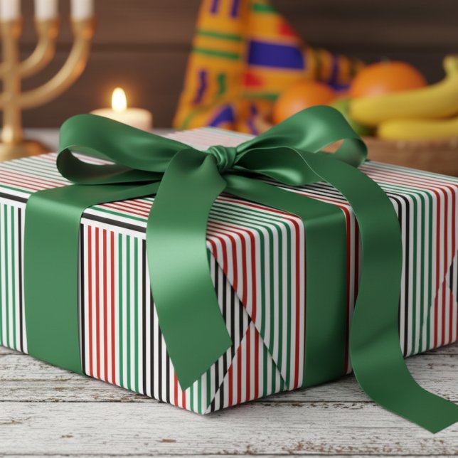 Moderna Kwanzaa-ränder Presentpapper (African Kwanzaa Party Wrapping Paper. Black, Red & Green Africa Colors Pinstripe. Thin Stripe Lines)