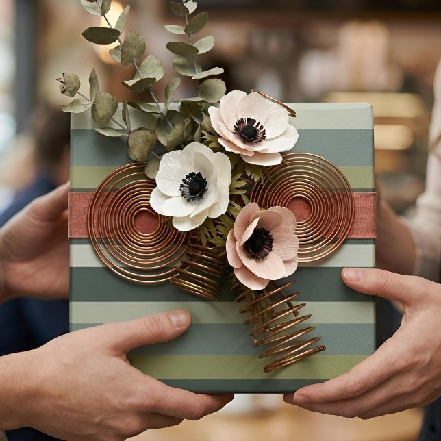 Moderna Linear | Åldrad Salvia & Vintermossa Presentpapper (Lifestyle Shot)