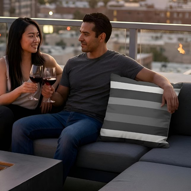 Moderna Linear | Kol och Obsidian Kudde (Lifestyle Shot (outdoor fabric))