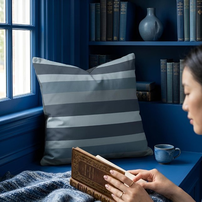 Moderna Linear | Slate & Nordic Sea Kudde (Lifestyle Shot)