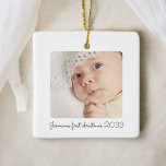moderna, minimala fotobabybabblar, första julklapp julgransprydnad keramik<br><div class="desc">Fira din baby i julas med denna vackra personlig prydnad. Den moderna och minimala designen har ett värdefullt foto av ditt nyfödda, och skapar den som en verkligt unik keepé. Lägg till ditt barns namn och talesättet "Första jul" tillsammans med året för att skapa ett omhuldat minne som kommer att...</div>