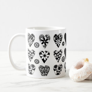 Moderna minimalistiska hjärtan och blommor, svart kaffemugg