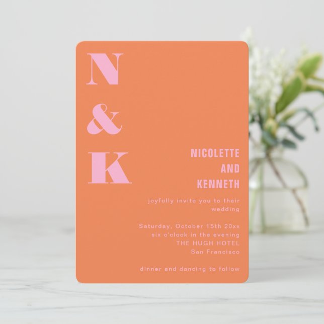 Moderna Orange Rosa Monogram Initialer Bröllop Inbjudningar (Stående Fram)