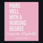 Moderna Par Passar Bra Med En Barnmorskeexamen Ute Vinflaska Etikett<br><div class="desc">Skål för dig, nyutexaminerad sjuksköterska! Vi firar din enastående prestation med en speciell flaska vin med en personlig, rolig etikett. Designen har en skär rosa bakgrund med fet vit text som lyder "Passar bra med en sjuksköterskeexamen". Nedan är "Grattis, [namn]!" elegant skrivet i kalligrafi och "Klass 2024" visas i snygga,...</div>