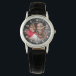 Moderna Personliga Bilder & Anpassad Text Kvinnor Armbandsur<br><div class="desc">Skapa en meningsfull och stilren souvenir med denna personliga klocka för kvinnor med en helt anpassningsbar fotodesign. Klockans framsida visar din favoritbild, omgiven av en snygg layout med tydliga siffror för en klassisk men modern look. Perfekt för att fira speciella ögonblick, designen låter dig lägga till anpassad text ovanför och...</div>