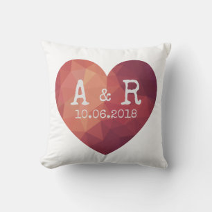 Moderna röda hjärtan par monogram och datum kudde