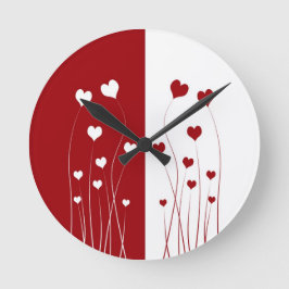Moderna röda vithjärtor rund klocka