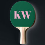 Moderna rosa gröna monogram initialer personliga pingisracket<br><div class="desc">Denna personliga pickleball paddel har feta serif initialer i mjuk rosa mot en rik skogsgrön bakgrund för en look som är ren, självsäker och modern. Den klassiska monogramlayouten ger den en prickig, lite vintage-känsla som fortfarande känns fräsch och aktuell. Ett bra val för spelare som älskar tidlös stil med en...</div>