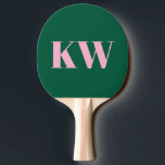Moderna rosa gröna monogram initialer personliga pingisracket<br><div class="desc">Denna personliga pickleball paddel har feta serif initialer i mjuk rosa mot en rik skogsgrön bakgrund för en look som är ren, självsäker och modern. Den klassiska monogramlayouten ger den en prickig, lite vintage-känsla som fortfarande känns fräsch och aktuell. Ett bra val för spelare som älskar tidlös stil med en...</div>