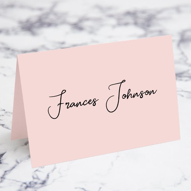 Moderna rosförtecknade namnkort bordsnummer (Blush and Black Modern Handwritten Signature Style Script Individual Name Place Cards)