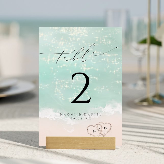 Moderna skrifthörningar i Sand Beach-bröllopet Bordsnummer (Modern Script Hearts In The Sand Beach Wedding Table Number)