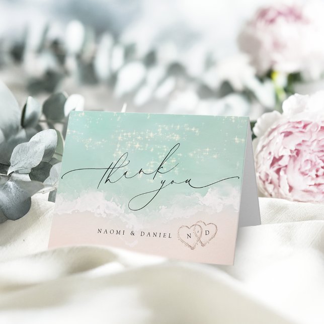 Moderna skrifthörningar i Sand Beach-bröllopet Tack Kort (Modern Script Hearts In The Sand Beach Wedding Thank You Card)
