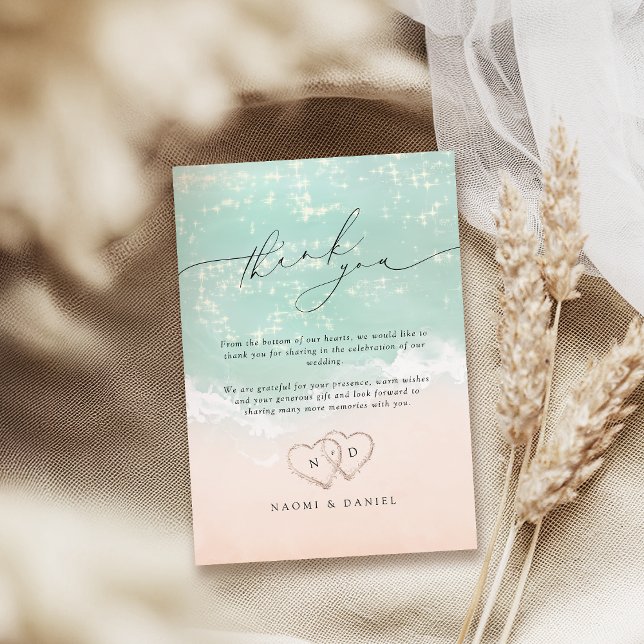 Moderna skrifthörningar i Sand Beach-bröllopet Tack Kort (Modern Script Hearts In The Sand Beach Wedding Thank You Card)