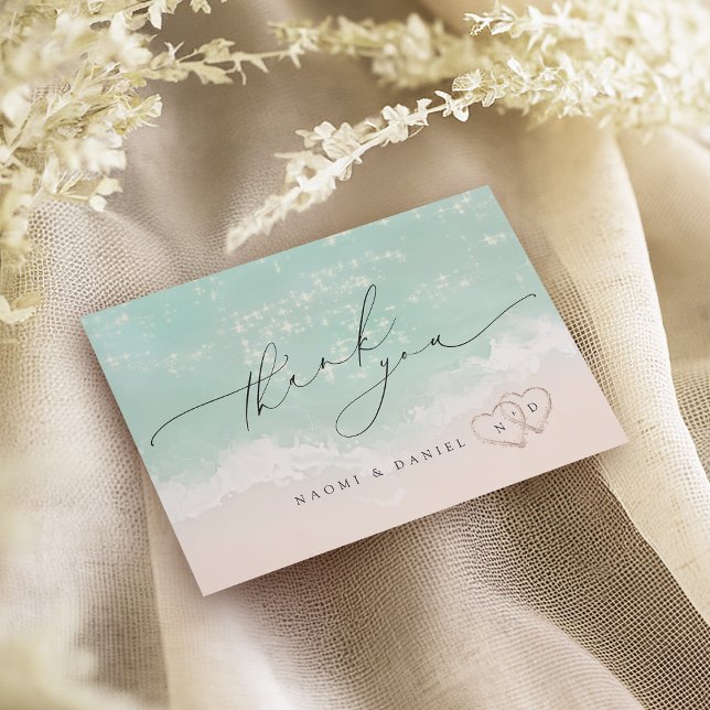 Moderna skrifthörningar i Sand Beach-bröllopet Tack Kort (Modern Script Hearts In The Sand Beach Wedding Thank You Card)
