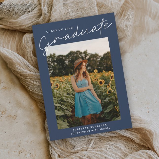 Moderna skript enkla fotoförberedelser för examen (Modern script navy blue photo graduation invitation.)